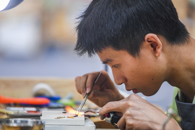 6月24日,第二届“一带一路”国际技能大赛珠宝加工项目选手在比赛中。