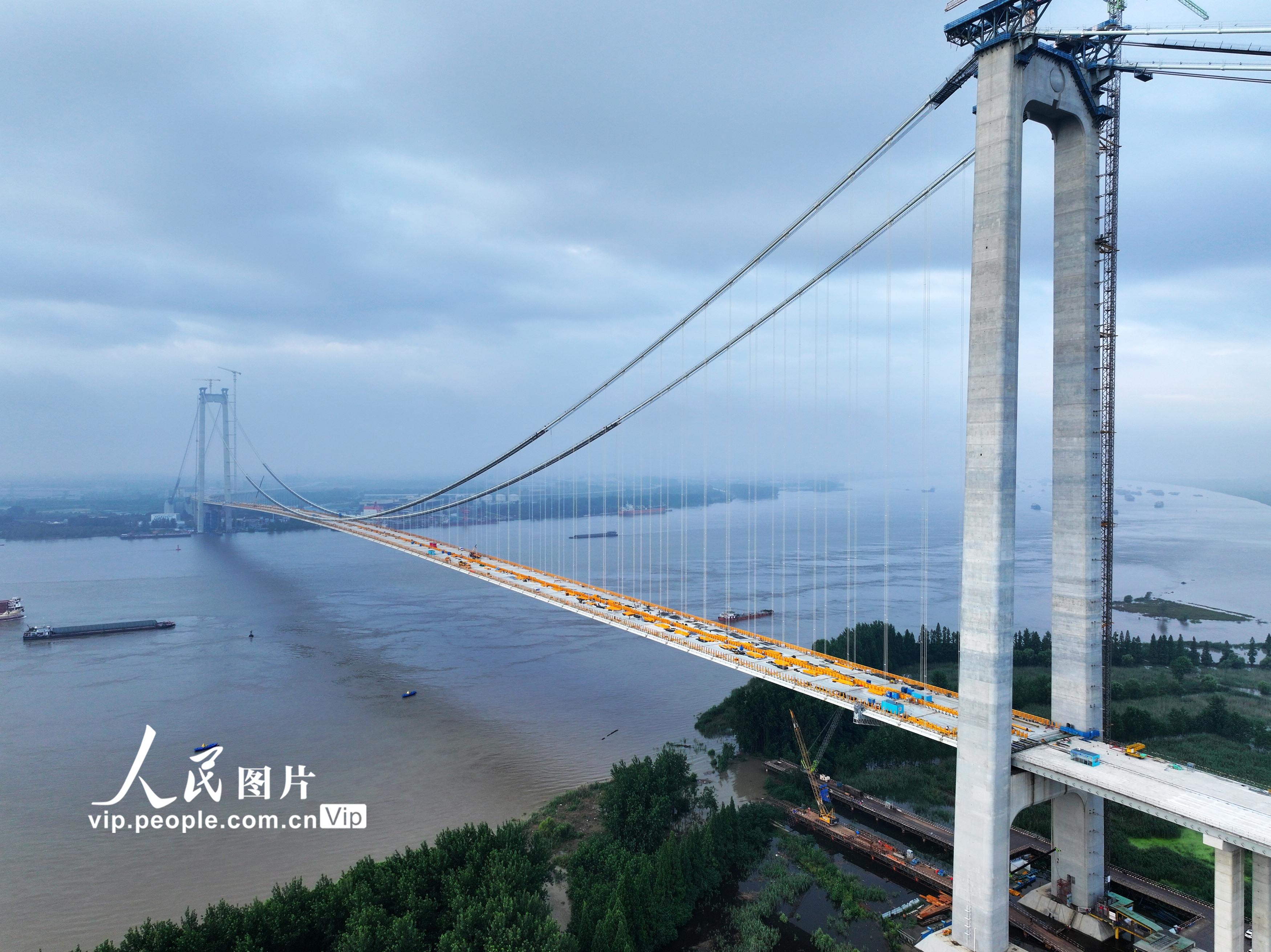 7月1日，龙潭长江大桥建设场景。