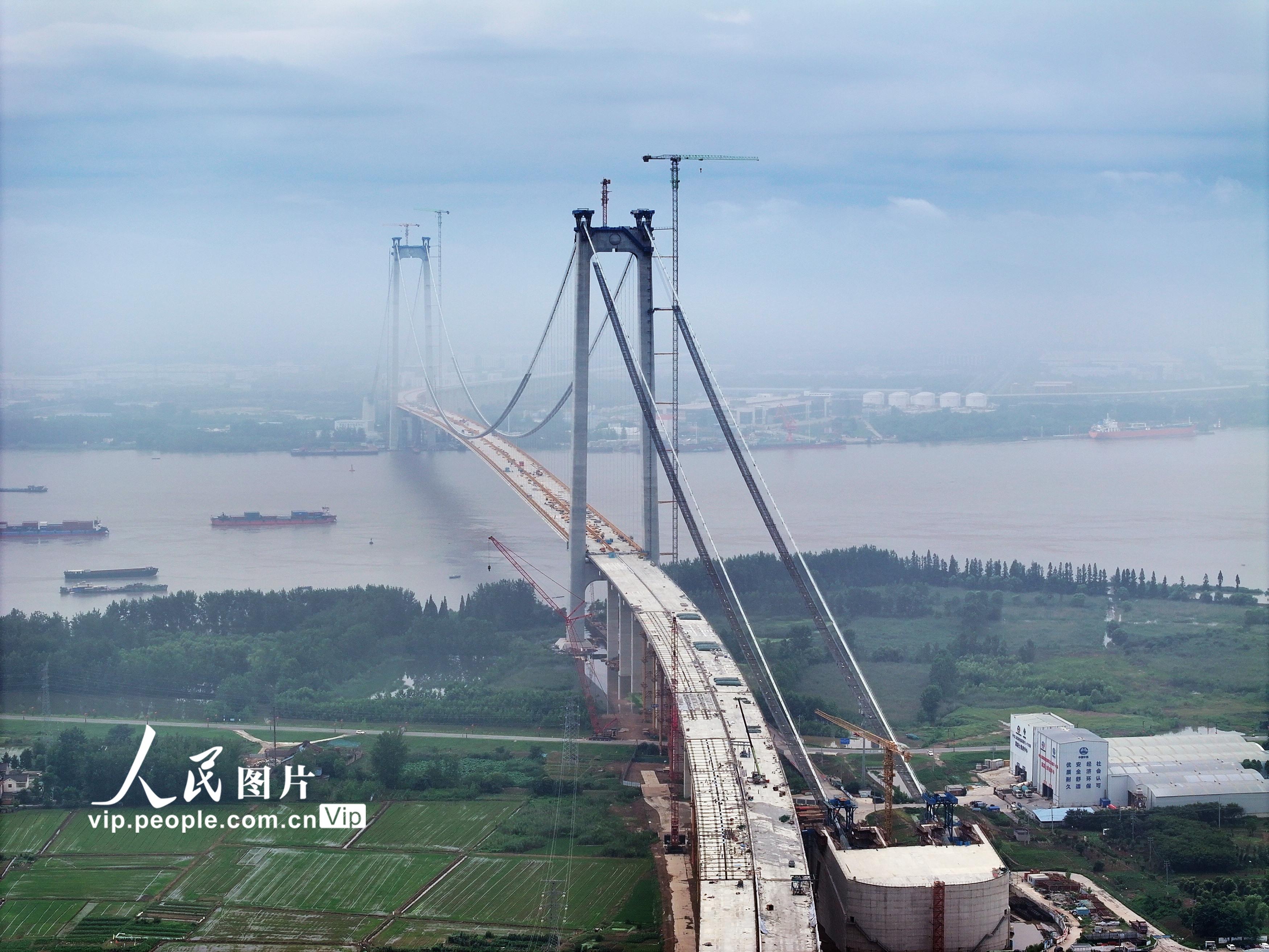 7月1日，龙潭长江大桥建设场景。