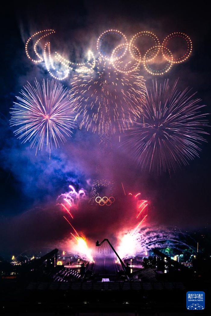 这是7月14日在法国巴黎的光影焰火秀上拍摄的奥运五环标识和残奥会标识。新华社记者 许畅 摄