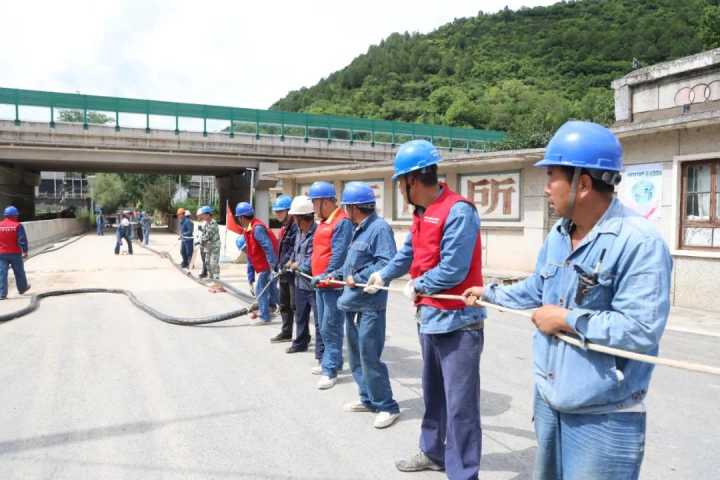 让党旗在抢险救灾一线飘扬——国网宝鸡供电公司党员干部奋战在抢险救灾一线