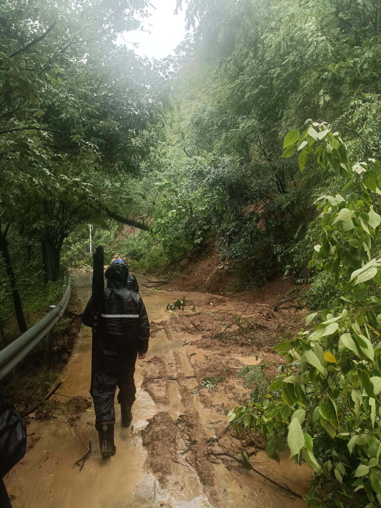 国网宝鸡供电公司营配三班朱云飞等人冒雨赶赴秦岭山区对10千伏益门线进行巡视抢修