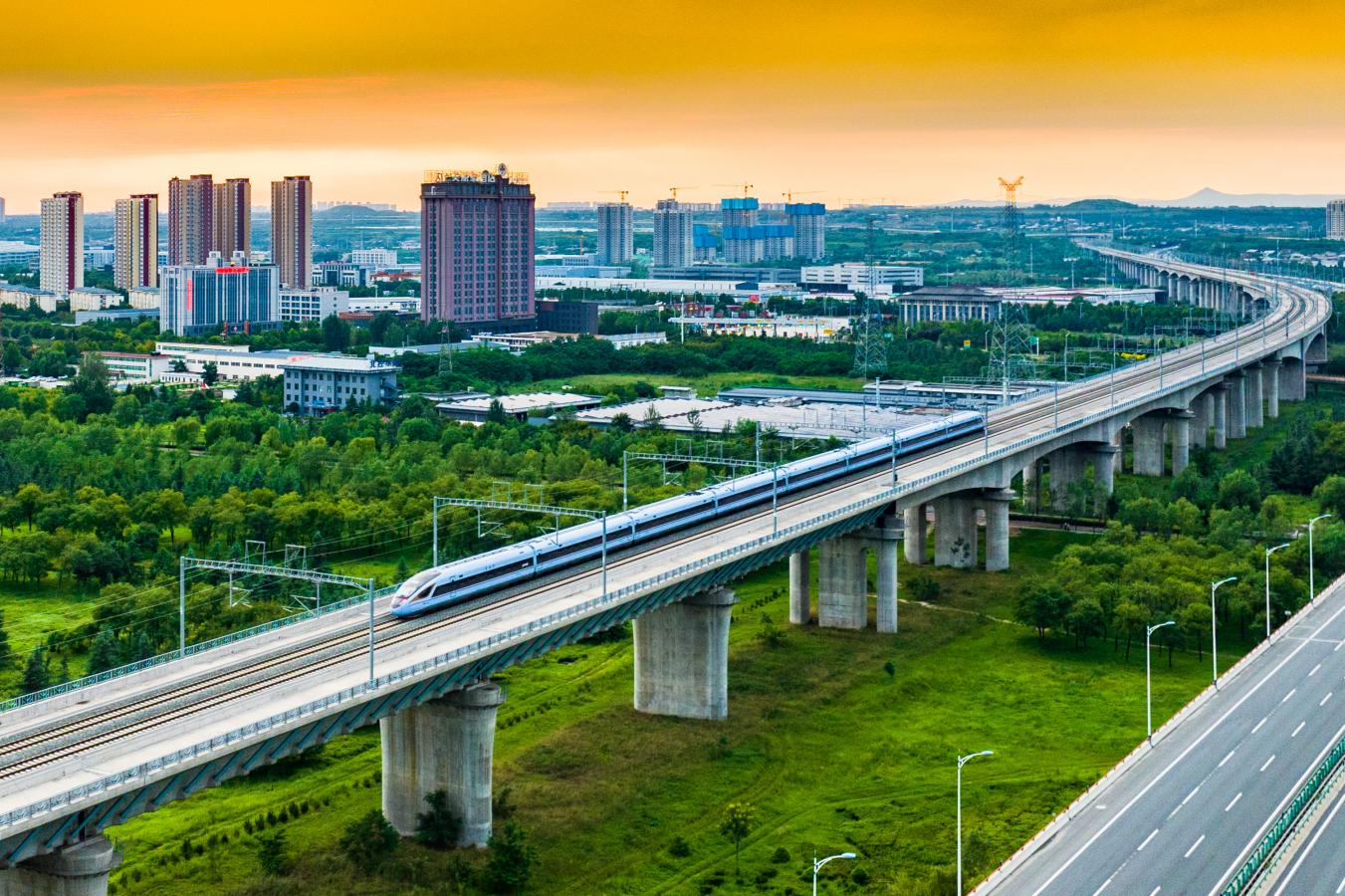 (2) 2024年8月3日，陕西西安，一趟“复兴号”动车组列车傍晚从银西高铁渭河特大桥飞驰而过。（刘翔 摄）