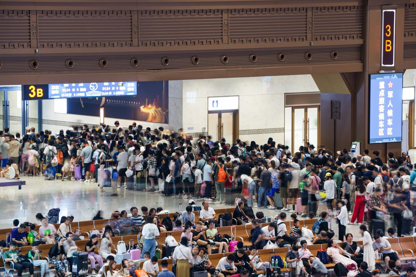 (7) 2024年8月5日，西安火车站，前往上海的旅客即将核验信息进站乘车。（刘翔 摄）