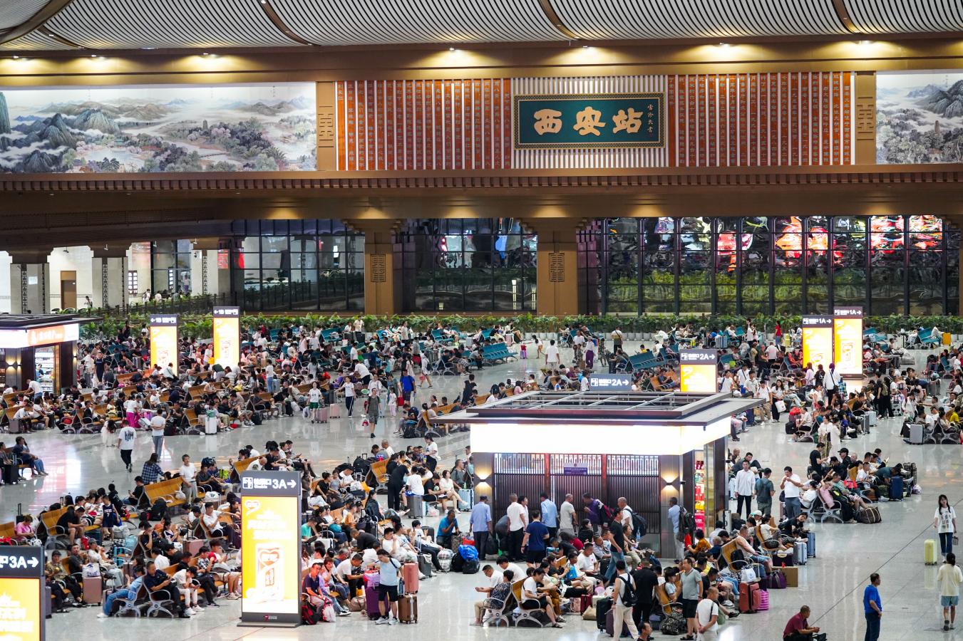 (8) 2024年8月5日，西安火车站，候车旅客即将出发。（刘翔 摄）