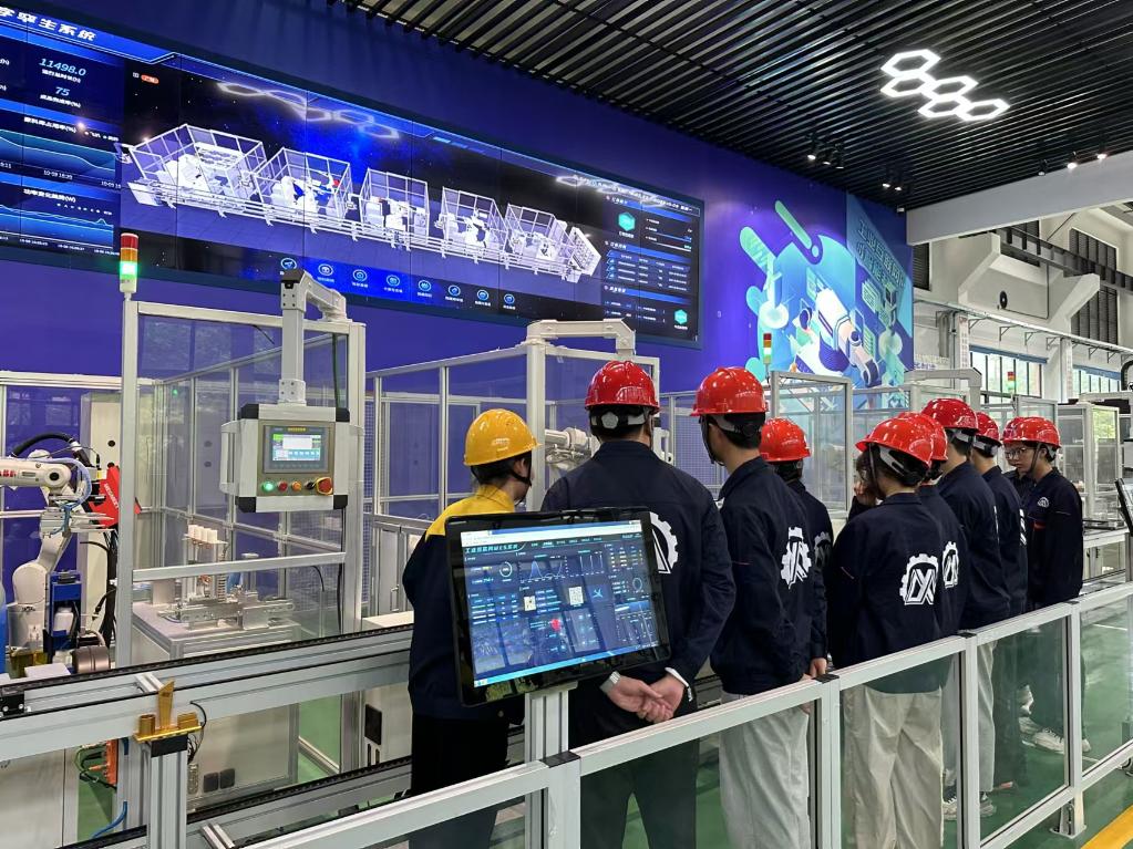 广东轻工职业技术大学智能制造专业学生在实训室接受教师指导。(受访者供图)
