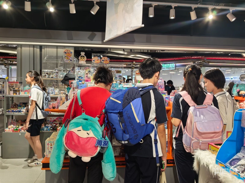 正在买“谷子”的学生(央广网记者 郭佳丽 摄)