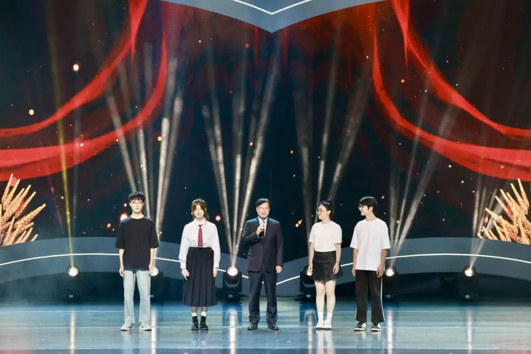 中国科学院院士何祖华(中)和同学们。来源:西施眼客户端