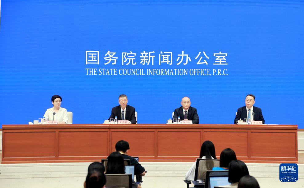 8月29日,国务院新闻办公室在北京举行新闻发布会,教育部副部长王嘉毅、教育部教师工作司司长俞伟跃、中国教育科学研究院院长李永智介绍《中共中央 国务院关于弘扬教育家精神加强新时代高素质专业化教师队伍建设的意见》有关情况,并答记者问。新华社记者 潘旭 摄