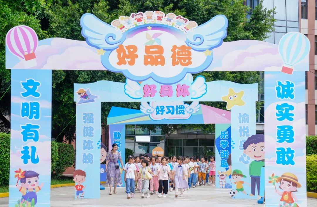 老师带领一年级新生熟悉校园 林善传 摄