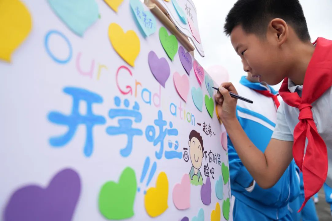 学生在签到板上写下自己名字 王建威 摄