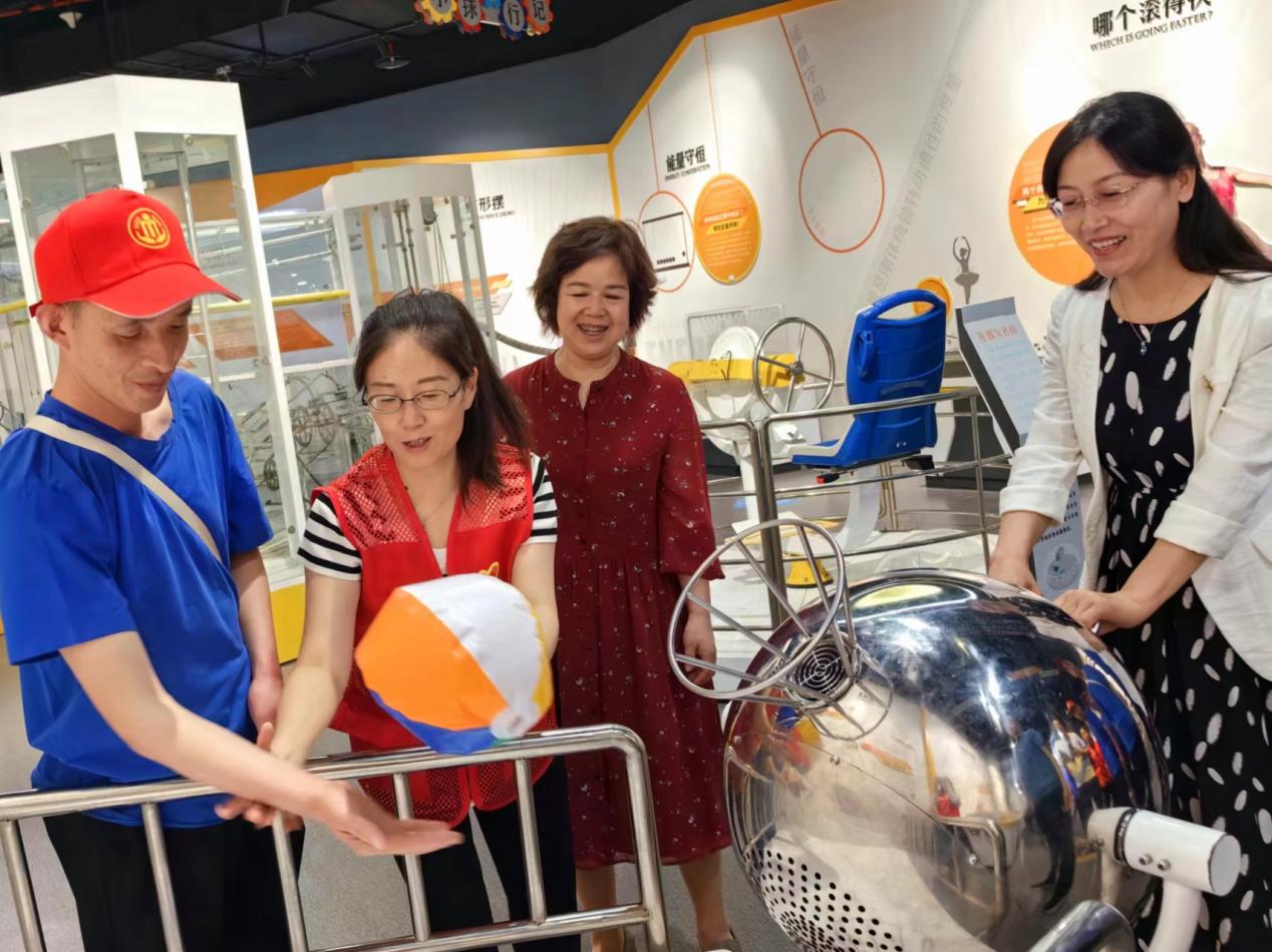 宝鸡市第一社会福利院党委书记、院长高芳珍（右一）组织养员在民俗博物馆体验生活(1)