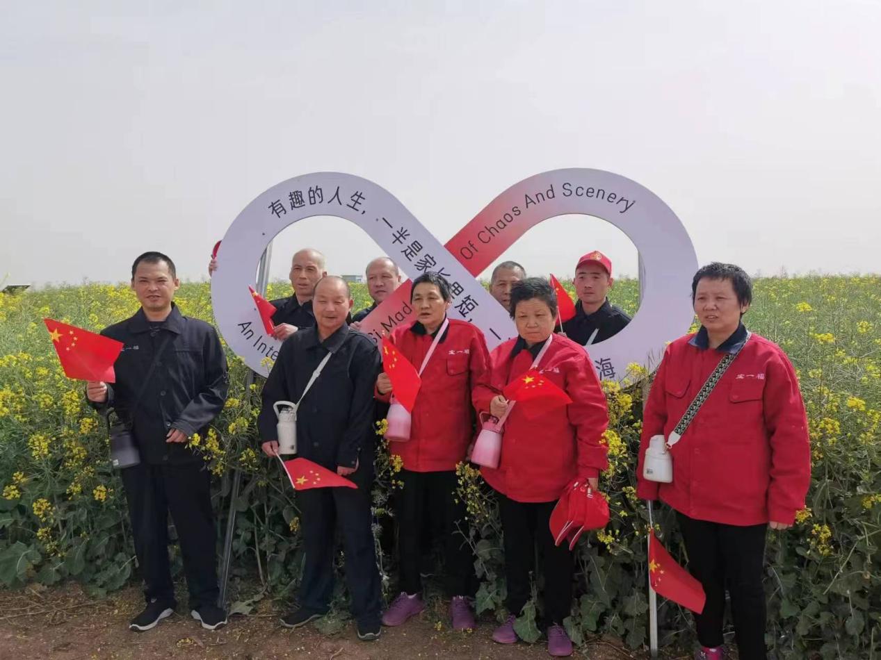 福利院组织养员春游观赏油菜花(1)