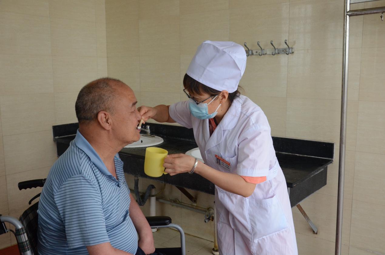 护理员正在为肢体残疾养员清洁口腔(1)
