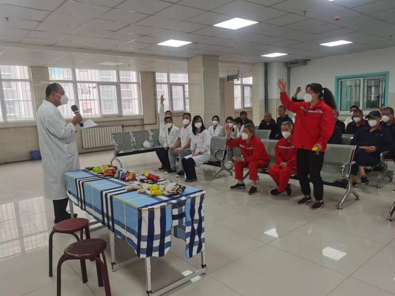 康宁所正在组织养员举办趣味游戏活动。(1)