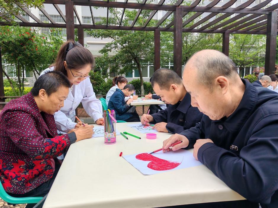 照护员指导养员参与手工制作(1)