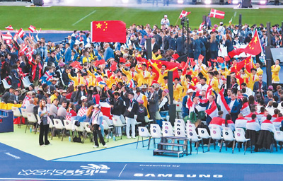 第四十七届世界技能大赛15日晚在法国里昂闭幕,中国代表团位居金牌榜、奖牌榜和团体总分首位。图为中国代表团在闭幕式现场。本报记者 于超凡摄