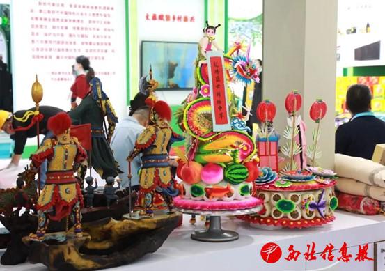 图片包含 食物, 桌子, 商店, 人们

描述已自动生成