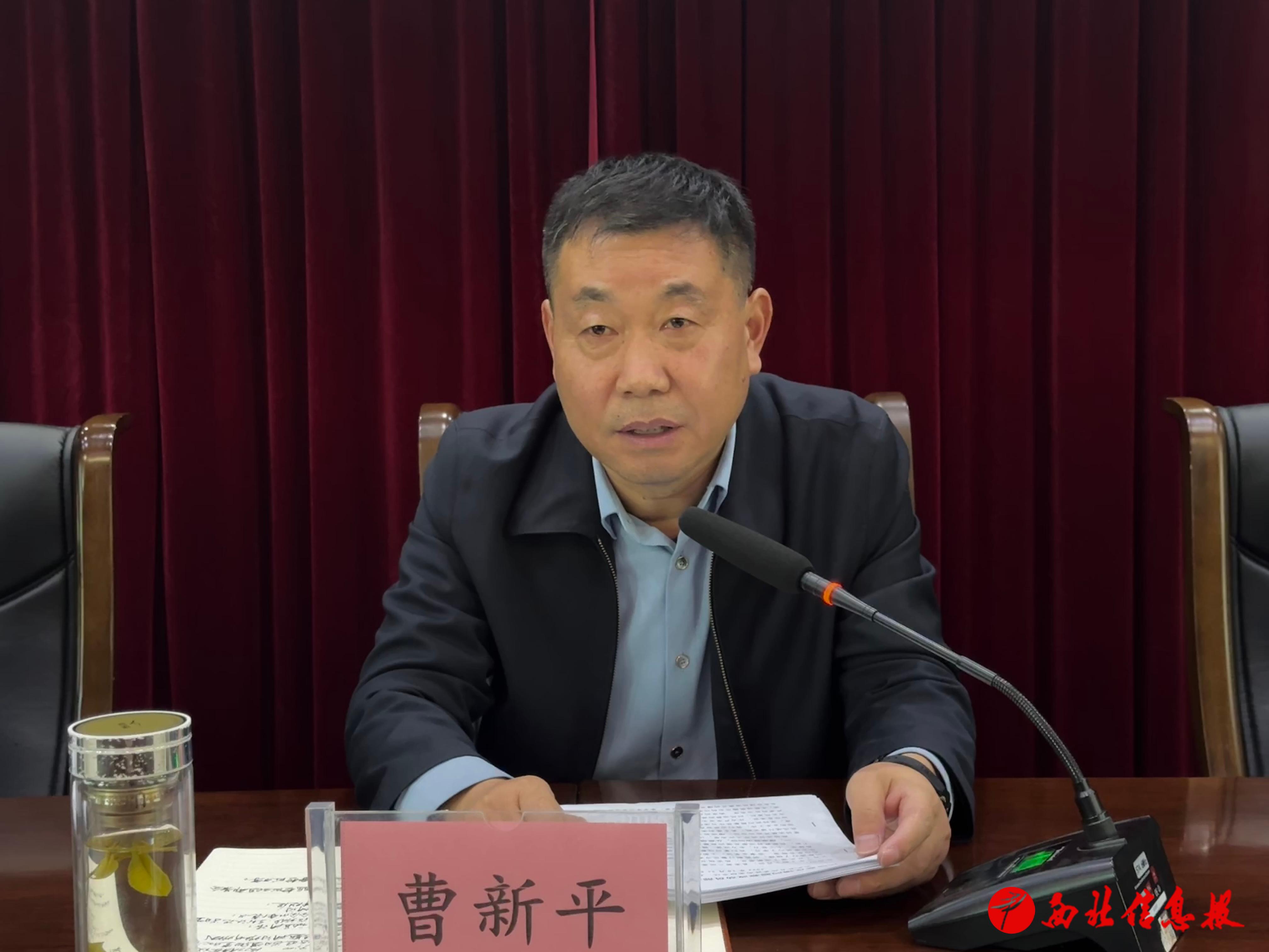 桌子前坐着穿西装的男人

中度可信度描述已自动生成