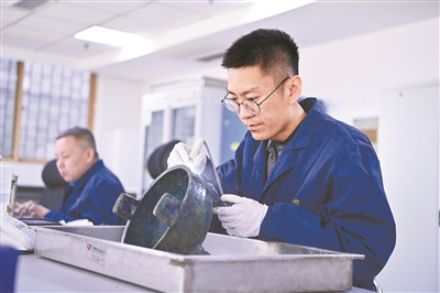 在山西博物院文物保护研究部青铜修复室,文物修复师为青铜器进行超声波除锈。新华社记者 杨晨光摄