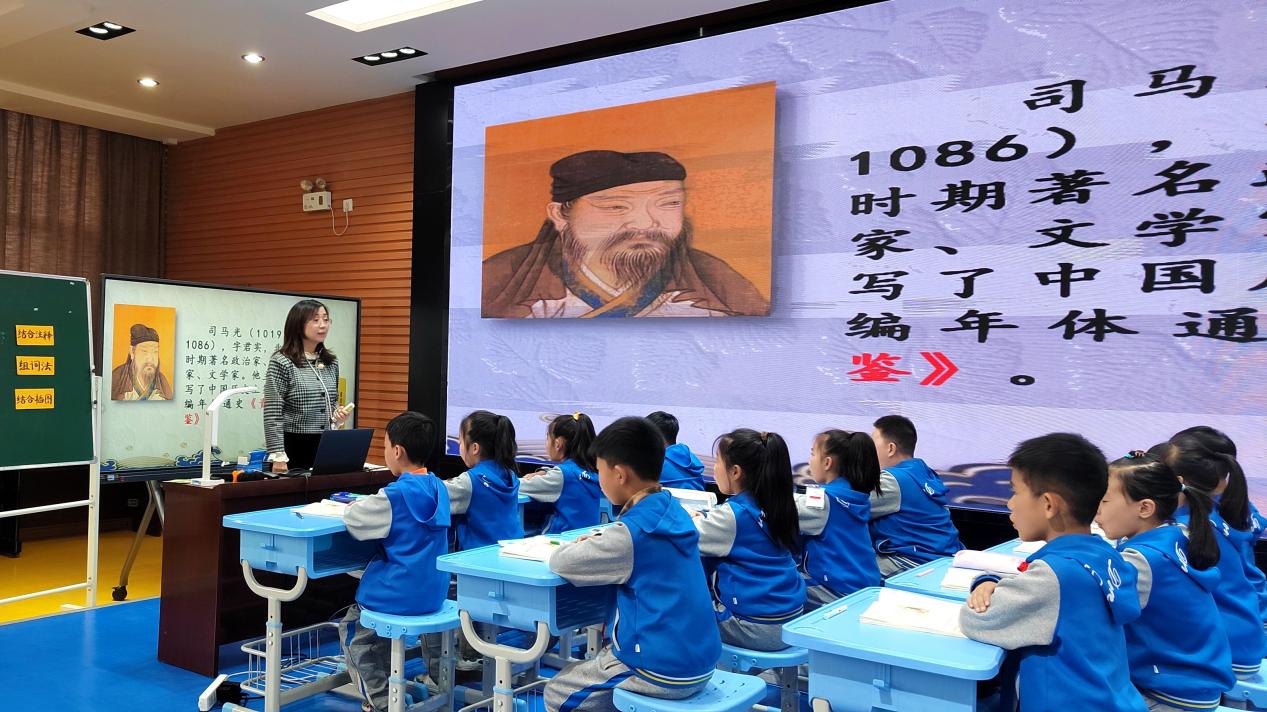三  以党员名师工作室为依托，培养骨干教师队伍。111(1)