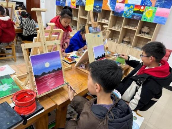 小孩们在桌子边

低可信度描述已自动生成