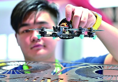 在首届晋江科技成果转化对接洽谈会智能装备展位,工作人员在展示无人机研究成果。新华社发