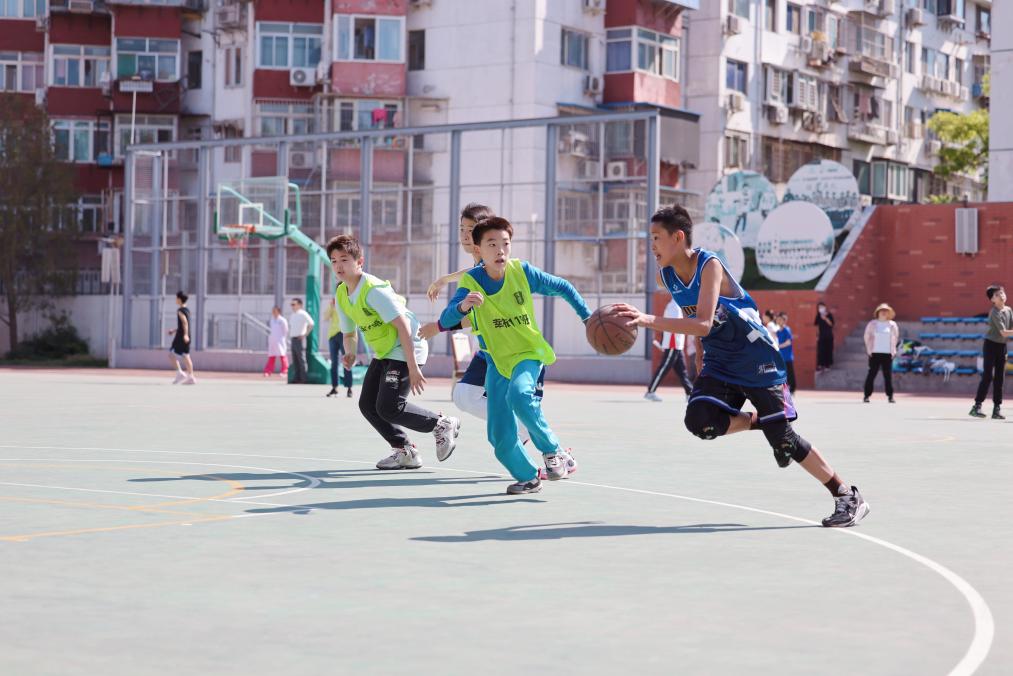 北京市东城区史家胡同小学的学生在打篮球。