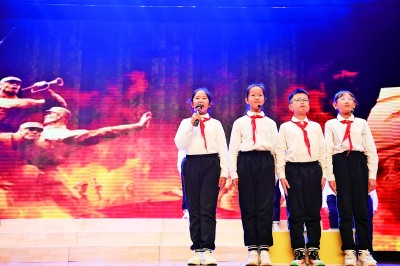 2024年11月13日,北京市第四中学顺义分校的思政课上,学生表演诗朗诵《致先辈》。新华社发