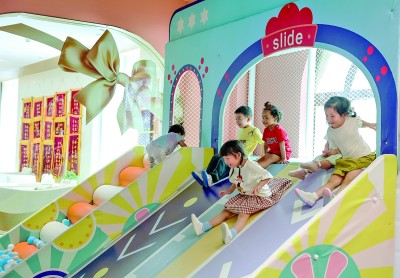 在浙江省嘉兴市南湖区东栅街道的一家托育机构里,小朋友在活动。新华社发