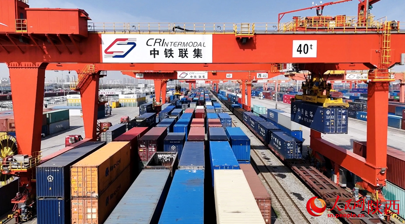 西安国际港站内整齐罗列的集装箱。人民网记者 白鸽摄
