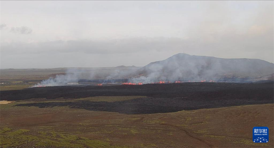这是4月1日在冰岛雷恰角半岛松兹努克火山地带拍摄的喷发的火山。新华社发（冰岛气象局供图）