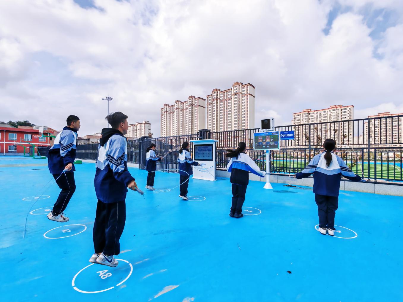 长武县昭仁街道初级中学学生利用AI设备开展跳绳比赛
