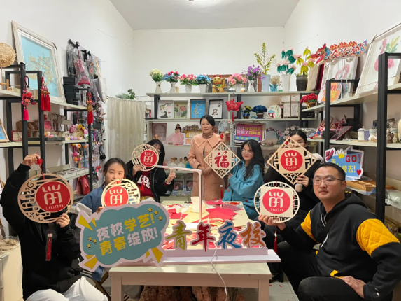 留坝县青年夜校非遗剪纸课程