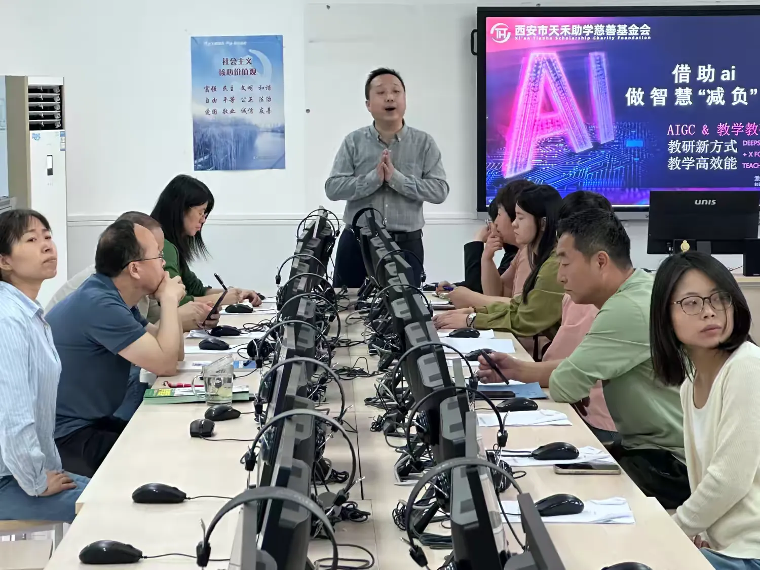 简篇-【灞桥教育】西安市高桥中学开展Deepseek AI培训,助力师生拥抱智能新时代