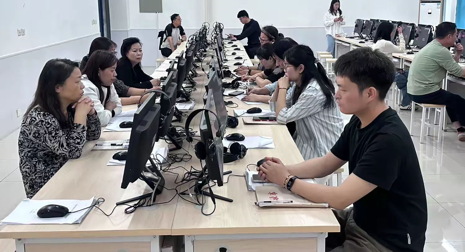 简篇-【灞桥教育】西安市高桥中学开展Deepseek AI培训,助力师生拥抱智能新时代