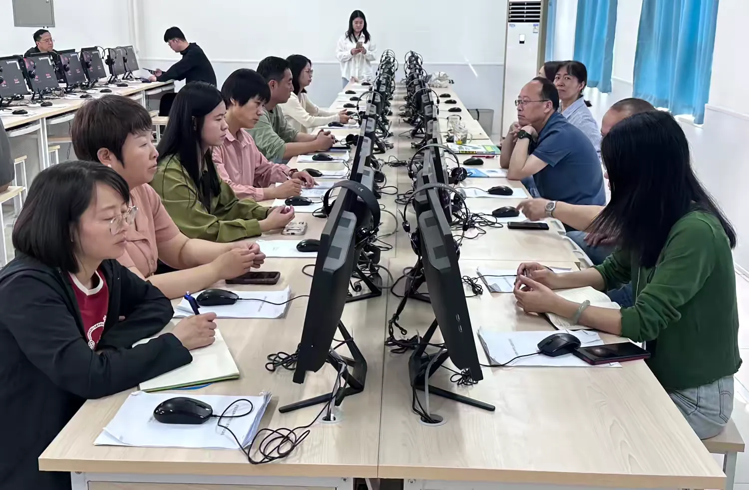 简篇-【灞桥教育】西安市高桥中学开展Deepseek AI培训,助力师生拥抱智能新时代