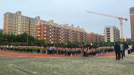 C:\Users\zhang\Desktop\新福园小学2025年五月份防震应急疏散演练\默哀仪式.jpg