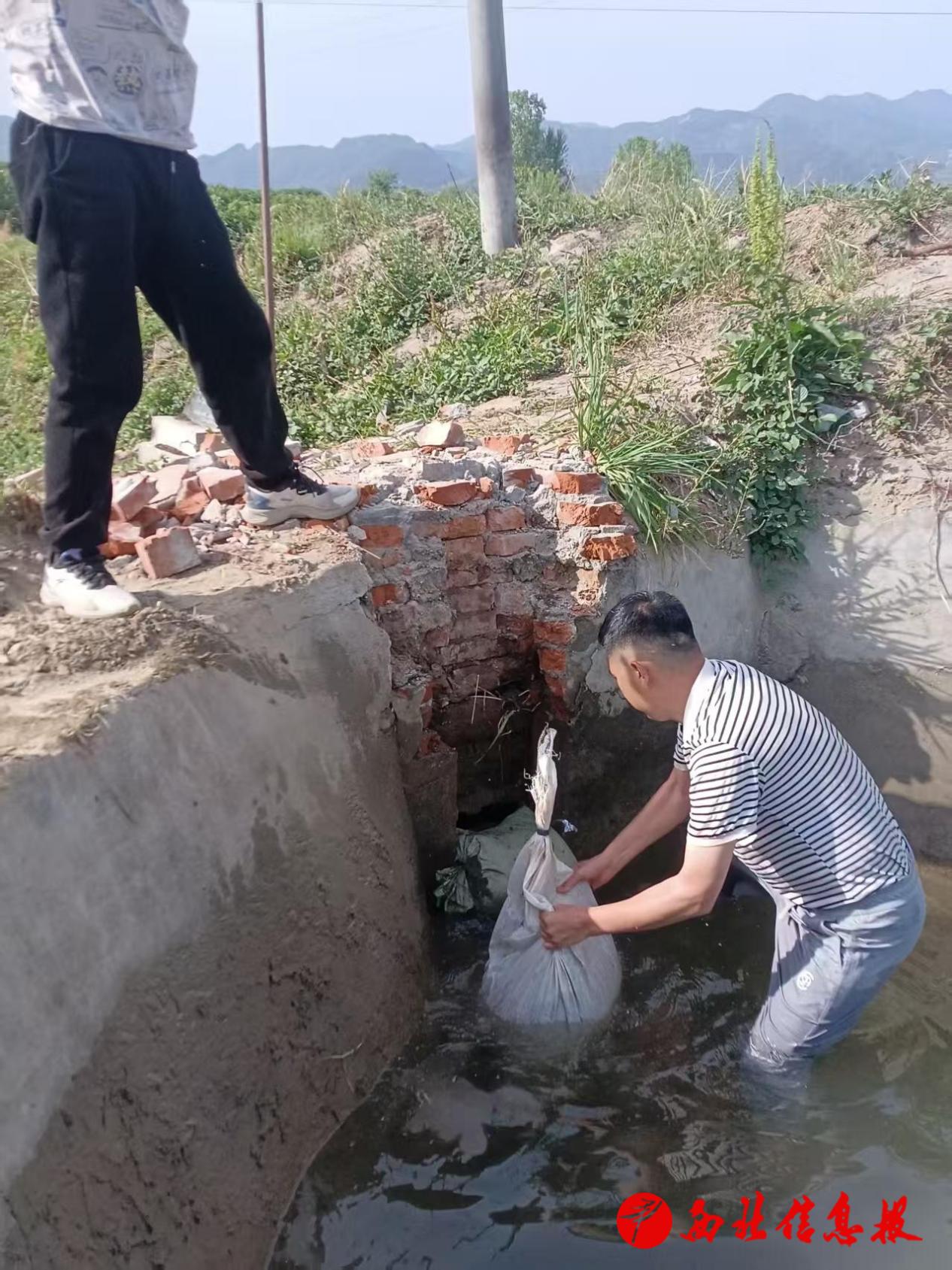 夏灌中，李辉发现渠道斗口被垃圾杂物堵塞，他毫不犹豫跳入渠水中，徒手掏垃圾疏通渠道。