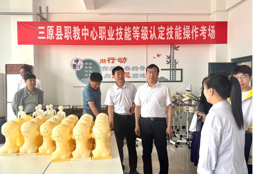 与会人员参观实训室2