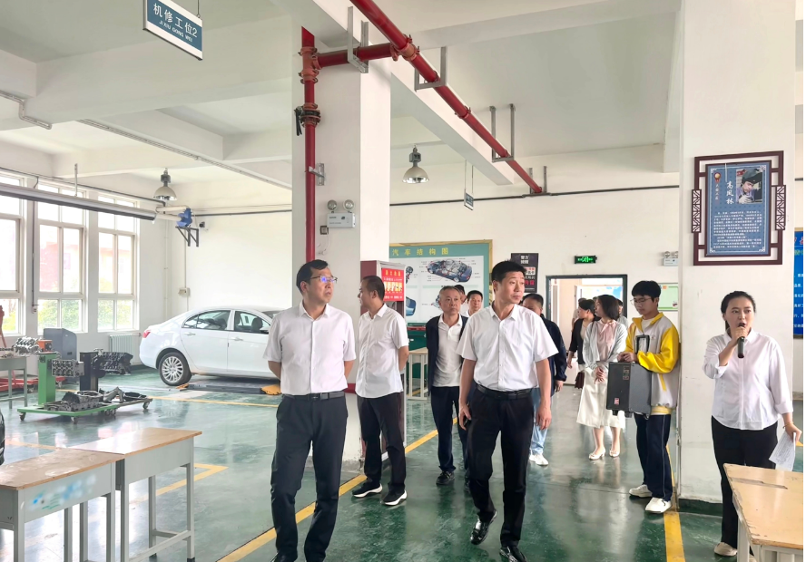 与会人员参观实训室1