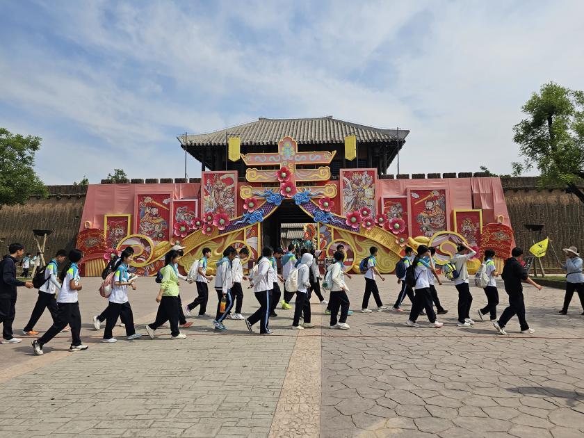 5月21日上午，在周文化景区研学的西安学子