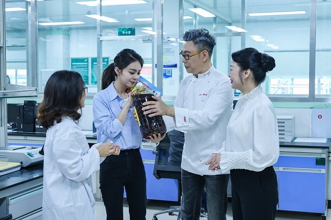 工厂工作人员现场教授三大选油方法.jpg