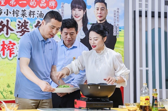 家宴一姐Cici姐现场烹饪外婆乡小榨菜籽油家宴菜品.jpg