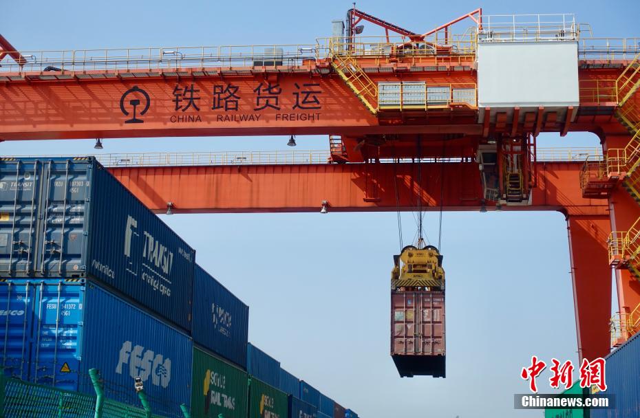 浙江义乌开出长三角首趟至乌兹别克斯坦出口货物铁公联运班列整列