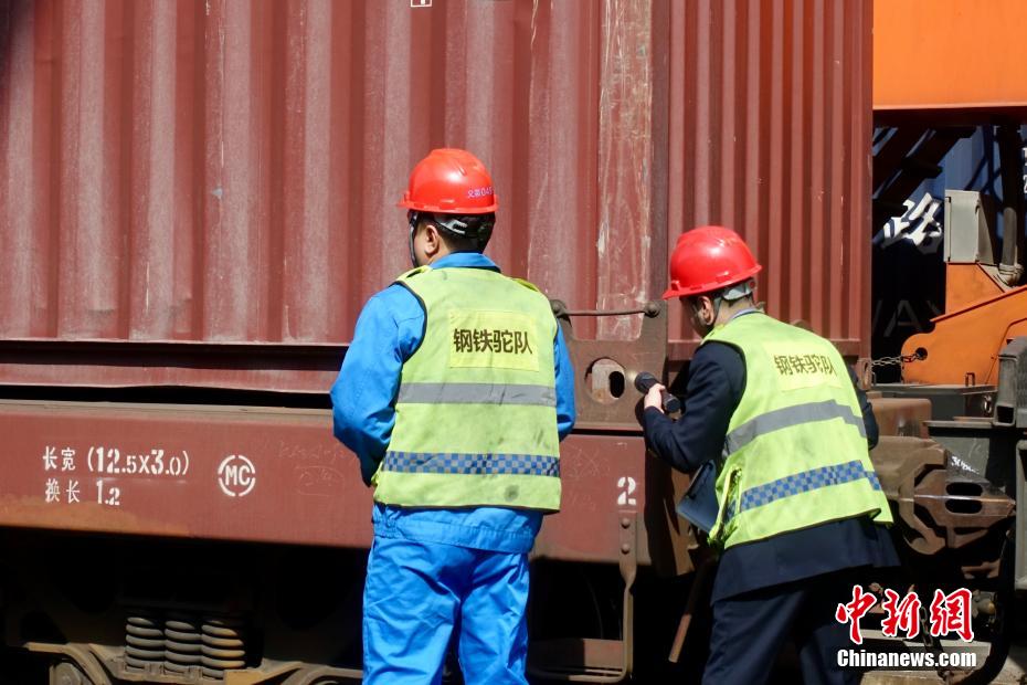 浙江义乌开出长三角首趟至乌兹别克斯坦出口货物铁公联运班列整列