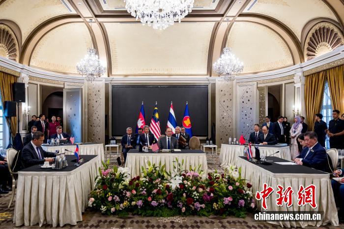 当地时间7月28日，柬埔寨和泰国代表团在马来西亚布特拉加亚出席边境局势特别会议，双方同意无条件停火。图为会议现场。 中新社发 马来西亚总理府供图