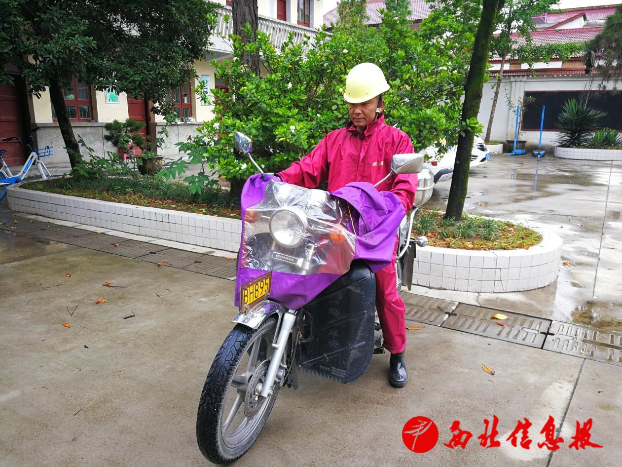 吃过午饭，石门局职工严小静整装待发，准备上渠开展巡查工作。摩托车、闸门钥匙、雨衣、手电筒和三齿耙是石门灌区职工的“五件宝”。（摄影 喻东平）
