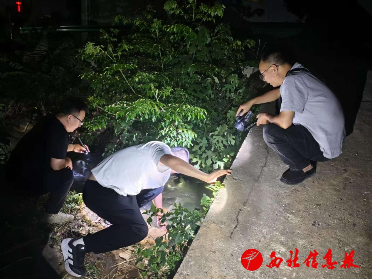 电站抽调的下沉干部夜晚巡查渠道，清理闸门杂物。