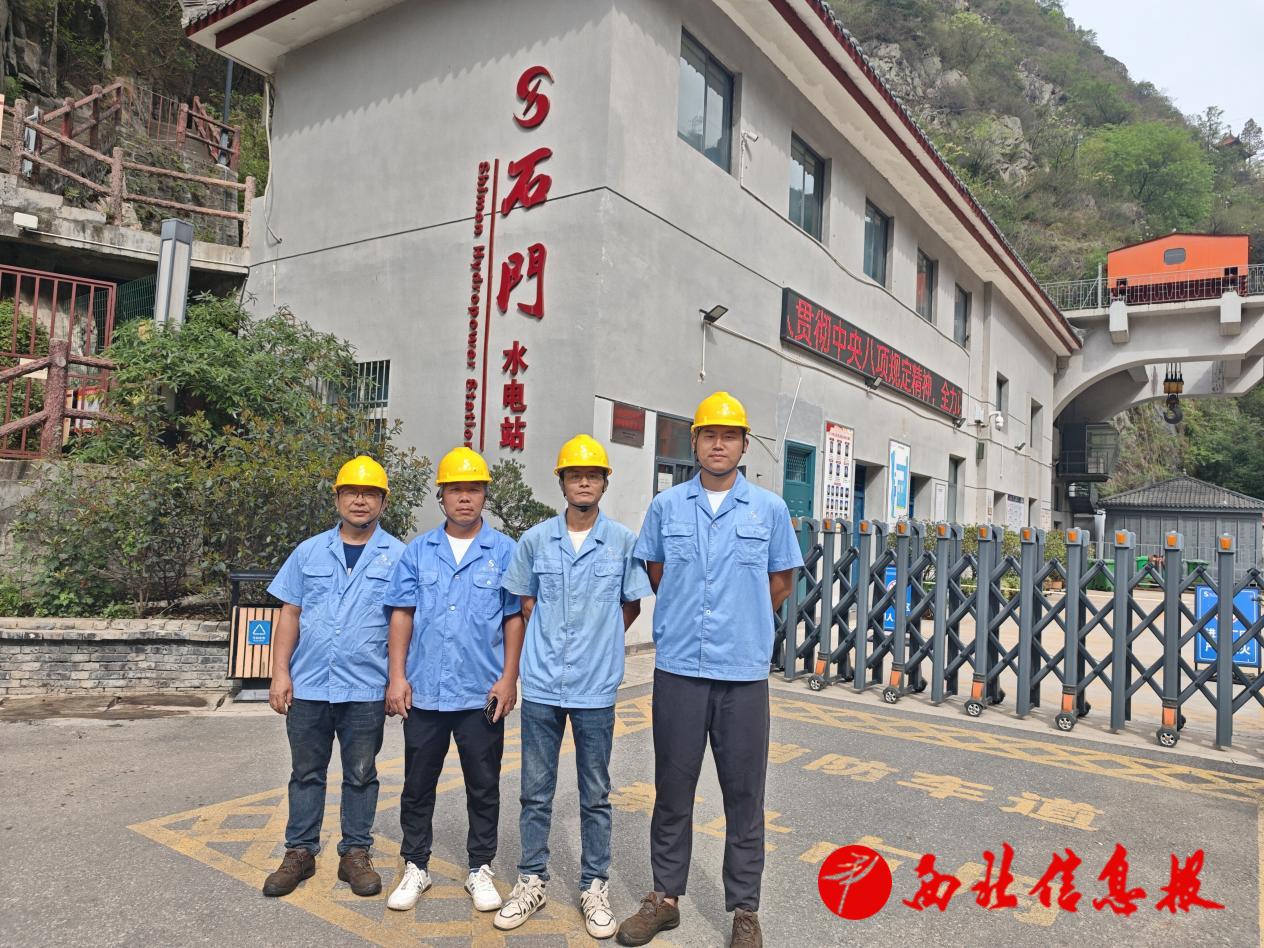 由王钧、李永吉、杨立、杨鑫四位技术骨干组成的机电工技术服务组完成工作后合影。